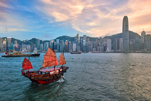 Bote de chatarra en Hong Kong Victoria Harbour photo