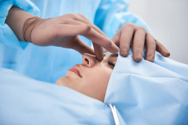 cirujano en guantes de goma haciendo rinoplastia para mujer - nariz fotografías e imágenes de stock