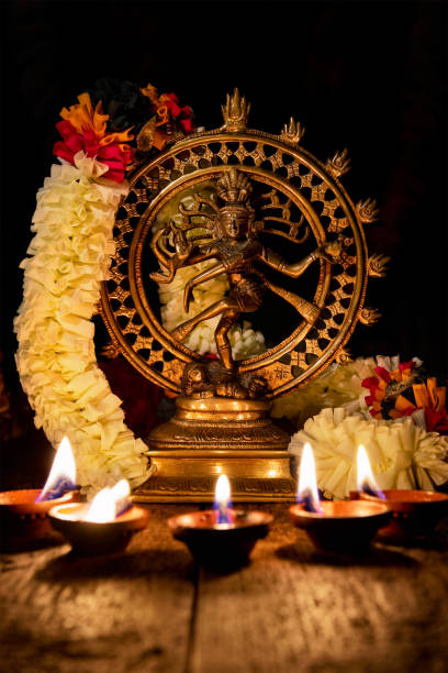 шива натараджа с огнями дивали - shiva hindu god statue dancing стоковые фото и изображения