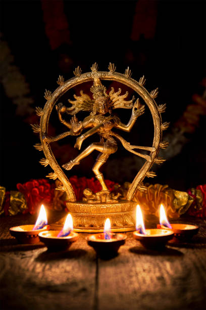 шива натараджа с огнями дивали - shiva hindu god statue dancing стоковые фото и изображения