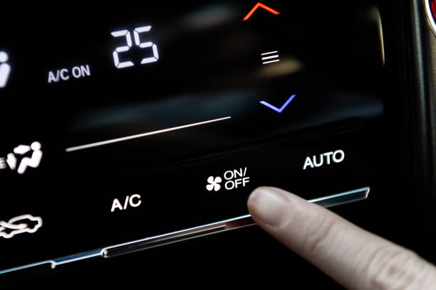 finger autofahrerin auf oder aus klimaanlage drücken - push button off stock-fotos und bilder