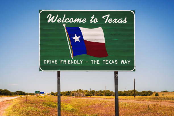 bienvenue au signe de l'état du texas - state highway photos et images de collection