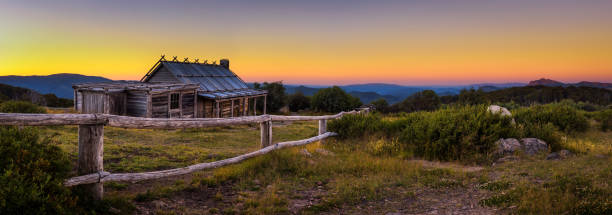 zachód słońca nad craigs hut w alpach wiktoriańskich, australia - hut cabin isolated wood zdjęcia i obrazy z banku zdjęć