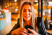 stadtfrau-nutzt-smartphone-im-cafe.jpg?b=1&s=170x170&k=20&c=J_tnGlTfxf4g1USuRVtP9Pfz0n-9gBWxameyf5BEnWM=