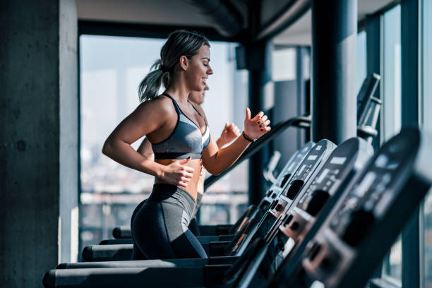 entraînement cardio sur un tapis roulant. - treadmill photos et images de collection