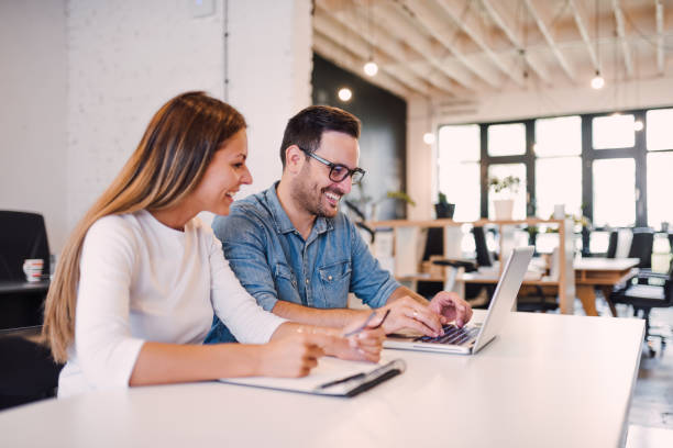 ein paar junge designer, die im modernen büro arbeiten. - 5087 stock-fotos und bilder