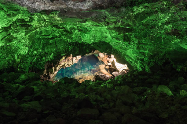 ランサローテ島のハメオス・デル�・アグア, 火山起源の洞窟緑の光と湖の内側に照らさ, カナリア諸島 - lanzarote canary islands volcano green ストックフォトと画像