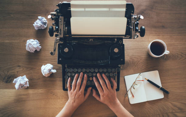 mãos do escritor que datilografam na máquina de escrever do vintage - 1930s style typewriter old retro revival - fotografias e filmes do acervo