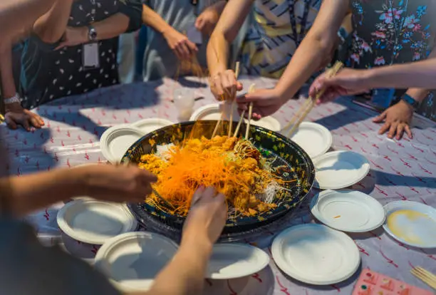 Very surprising to find out that this Chinese New Year dish is eaten only in Singapore. I thought that it was more Chinese Tradition. Many people gather arount the dish and toss the salad with chopsticks after all ingredients are put on top. Toss it higher !