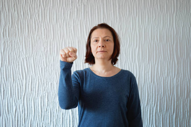 língua de sinal americana, mulher que mostra a letra s - deaf american sign language hand sign human hand - fotografias e filmes do acervo