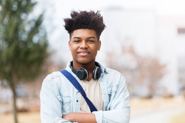 adolescente confiado en su primer día de escuela - arms crossed audio fotografías e imágenes de stock