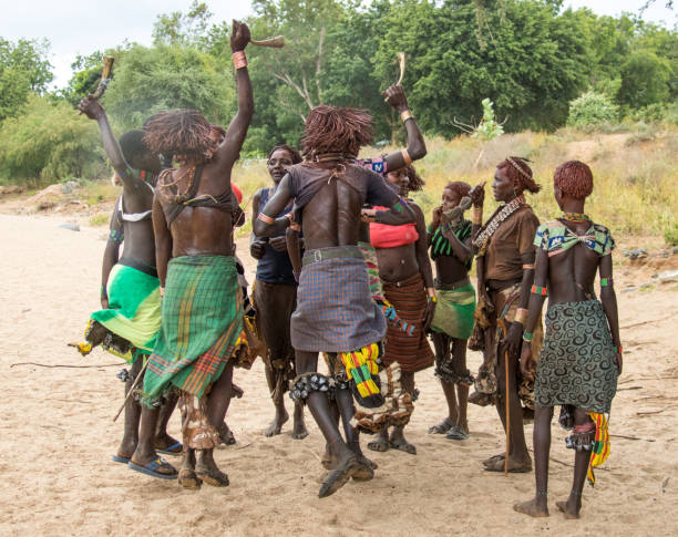 etiopia: cerimonia di salto con il toro - dancing africa ethiopian culture ethiopia foto e immagini stock