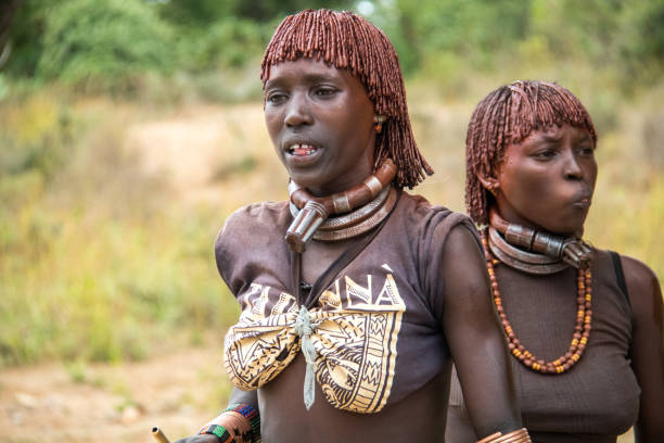 etiopia: cerimonia di salto con il toro - dancing africa ethiopian culture ethiopia foto e immagini stock