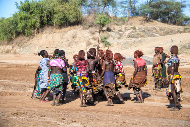 etiopia: cerimonia di salto con il toro - dancing africa ethiopian culture ethiopia foto e immagini stock