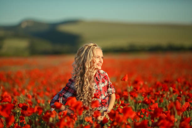 portrait of a girl on the street with a wreath of poppy flowers on the head - village traditional festival agricultural fair school carnival imagens e fotografias de stock