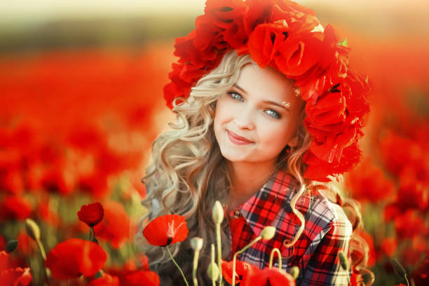 portrait of a girl on the street with a wreath of poppy flowers on the head - village traditional festival agricultural fair school carnival imagens e fotografias de stock