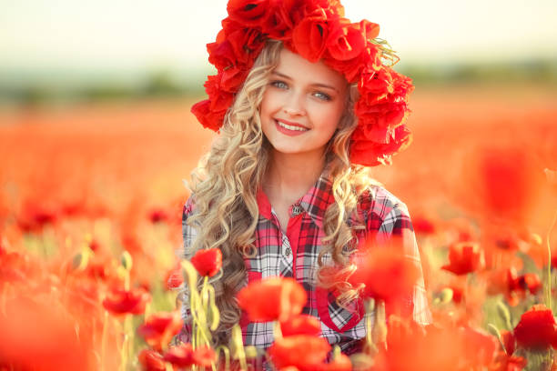 portrait of a girl on the street with a wreath of poppy flowers on the head - village traditional festival agricultural fair school carnival imagens e fotografias de stock