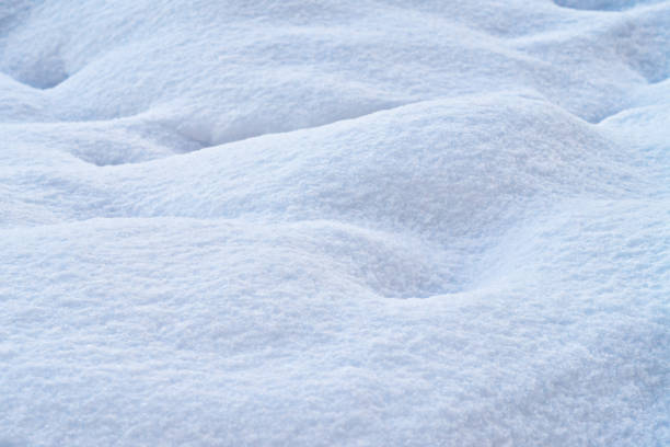 ホワイトスノーバンク冬の背景。 - hillock ストックフォトと画像