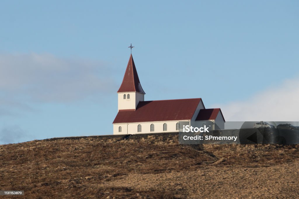 Vista Aérea De La Ciudad De Vik En El Sur De Islandia Vik Es Un Pequeño  Pueblo Cerca De La Costa De Reynisfjara Vik Church Es Una Famosa Iglesia  Nórdica Cristiana En