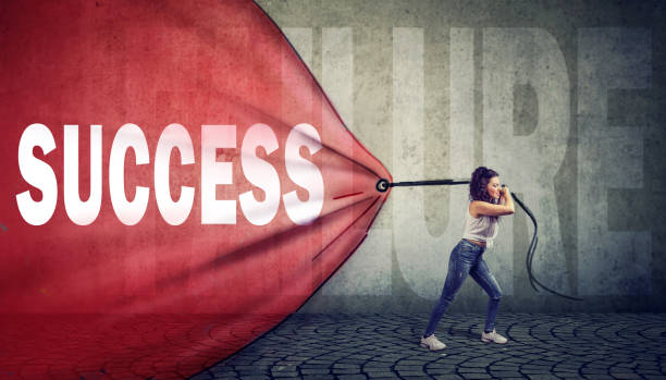 donna motivata che tira uno striscione rosso con parola di successo che supera un fallimento - despair effort persistence failure foto e immagini stock