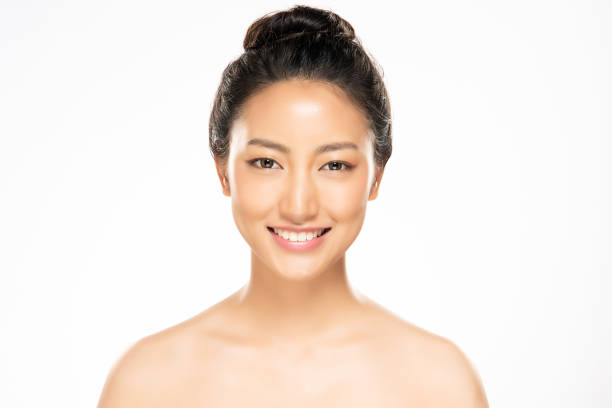 mulher asiática nova bonita com pele fresca limpa - making human hair human face cosmetics - fotografias e filmes do acervo