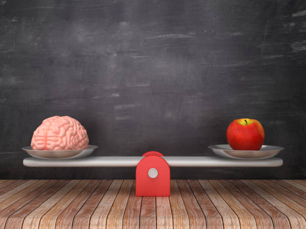 skala piły z ludzkim mózgiem i apple na tle tablicy - renderowanie 3d - weight scale apple comparison balance zdjęcia i obrazy z banku zdjęć