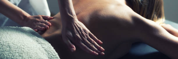여성 점점 뒤에 마사지 - health spa women spa treatment massager 뉴스 사진 이미지