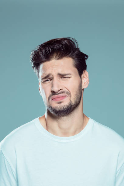 disgustado joven hombre caucásico - offense fotografías e imágenes de stock