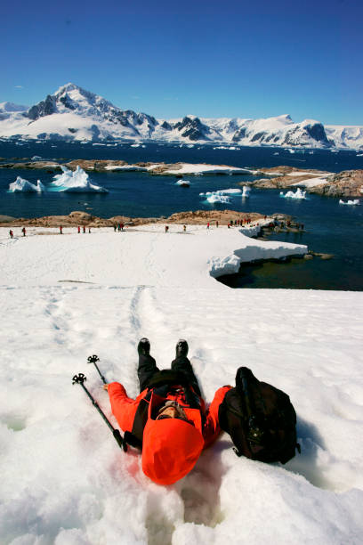 女性のハイキングは写真南極半島の山オルヌ港 gerlache 海峡南極を取る - penguin walking water adult ストックフォトと画像