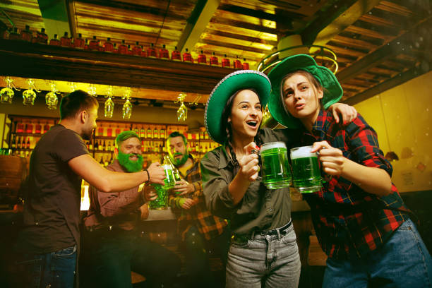 saint patrick es day party. - green beer fotos stock-fotos und bilder