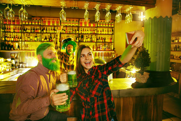 festa di san patrizio. - irish culture beer drinking pub foto e immagini stock