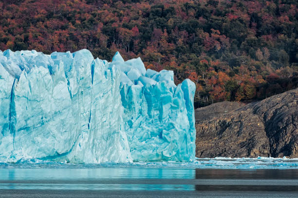 fim do iceberg acima. o glaciar perito moreno. lago argentino. província de santa cruz, argentina. patagônia. - glacier moreno glacier iceberg argentina - fotografias e filmes do acervo