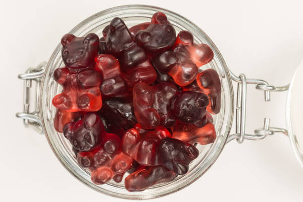 bonbons ours gummy dans un bocal en verre - jellied cranberries photos et images de collection