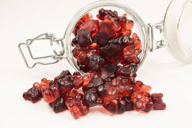 bonbons ours gummy dans un bocal en verre - jellied cranberries photos et images de collection