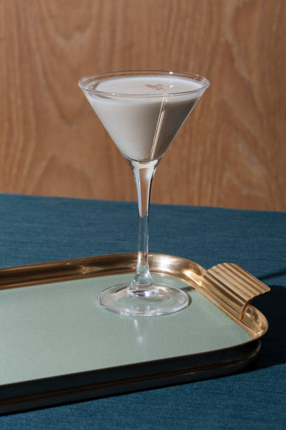 alexander, un cocktail dopo cena con gin o cognac, crema di cacao bianca, panna fresca e noce moscata grattugiata - luxury milk dinner glass foto e immagini stock