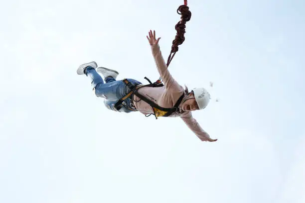 umping with a rope.Flight down on the rope.Engage in ropejumping.Dangerous hobbies