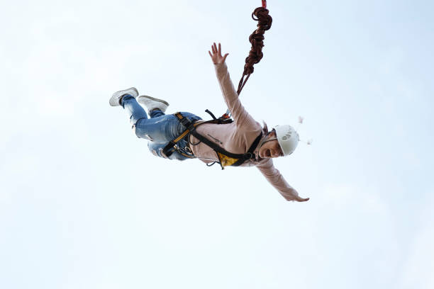 cinema com uma corda. vôo para baixo na corda. envolva-se em ropejumping. passatempos perigosos - over easy - fotografias e filmes do acervo