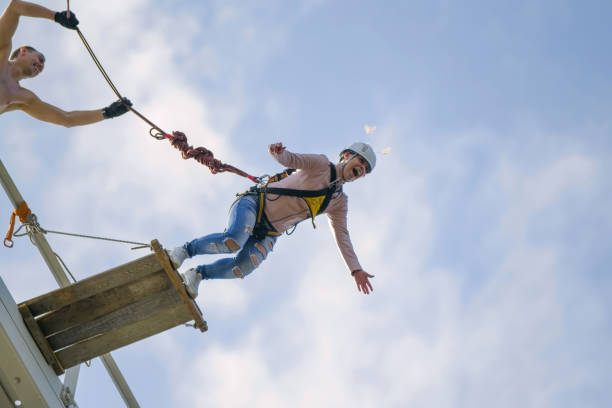 umping za pomocą liny. lot w dół na linie. weź udział w linowym kształceniu. niebezpieczne hobby - extreme sports confidence adventure danger zdjęcia i obrazy z banku zdjęć