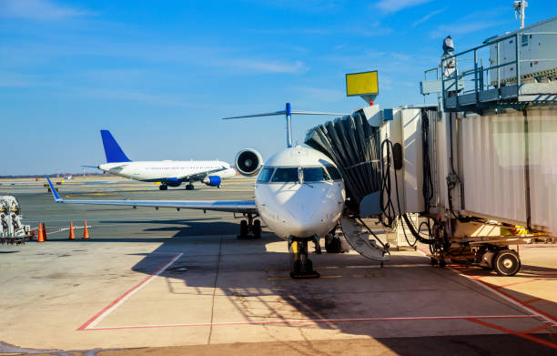 vista frontal del avión aterrizado en un terminal en el aeropuerto internacional john f. kennedy - rellano fotografías e imágenes de stock