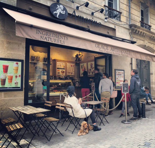 kuvapankkikuvat ja rojaltivapaat kuvat aiheesta ihmiset ostavat jäätelöä bordeaux-kadulla, ranskassa - bordeaux dog