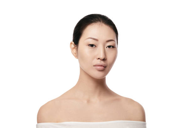 白の背景を持つ若いアジアの女性 - asian spa treatment ストックフォトと画像
