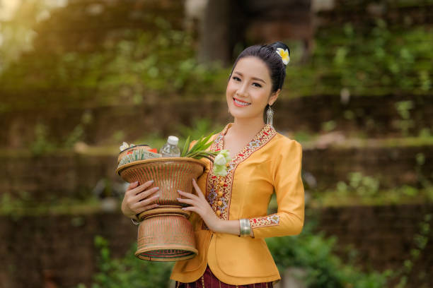 belle fille dans le costume de laos - parasol umbrella asian ethnicity asian culture photos et images de collection