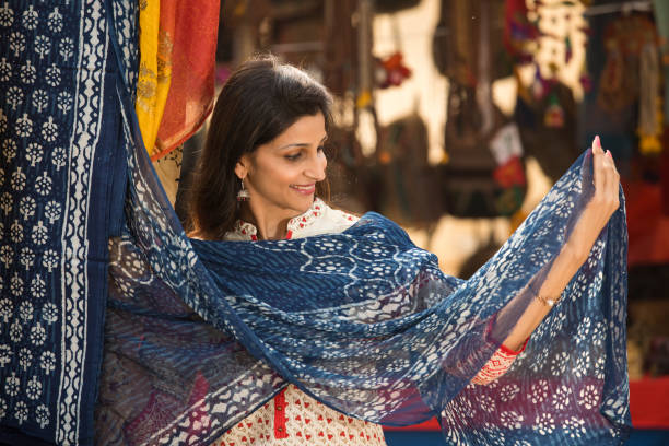 women shopping for souvenir at street market - sari imagens e fotografias de stock