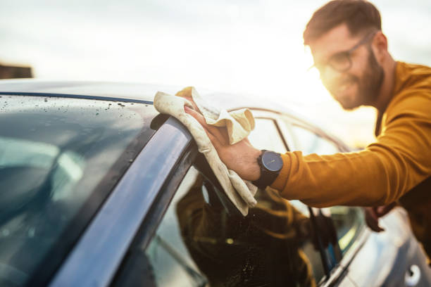 ten samochód będzie wyglądać jak nowy! - polishing car zdjęcia i obrazy z banku zdjęć