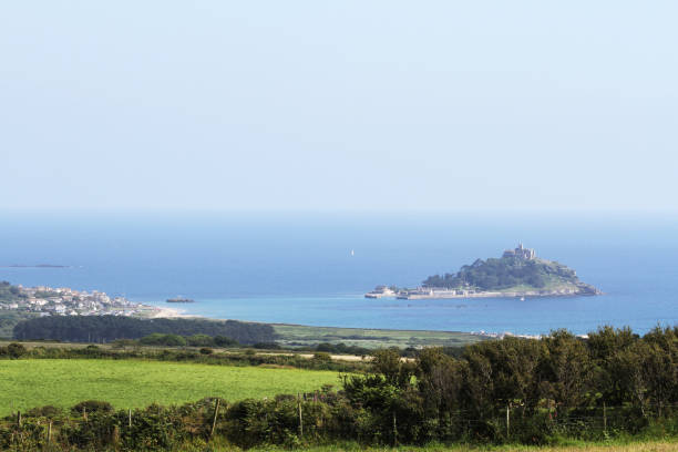 vue lointaine de st. michaels mount à marée haute. marazion, cornwall, royaume-uni - cornwall england uk england st michaels mount photos et images de collection