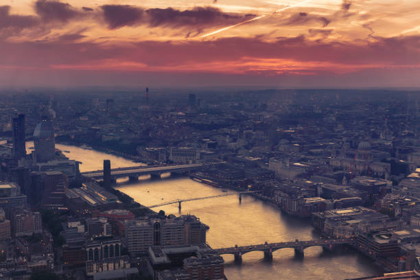 красное небо над центральным лондоном в сумерках - blackfriars bridge стоковые фото и изображения