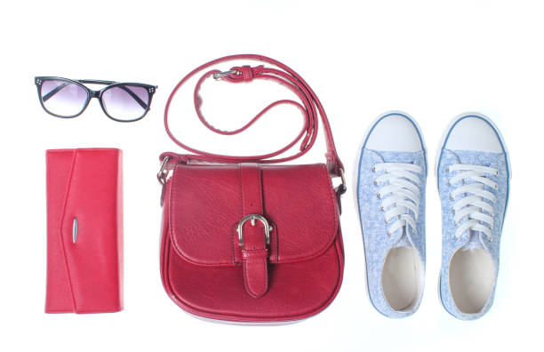 ファッショナブルな女性バッグ、財布、スニーカー、白の背景に分離サングラス。靴やアクセサリー。上面図。 - pale shades ストックフォトと画像