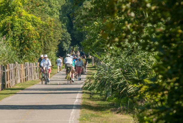 enjoying hot day on east bay bike path - editorial horizontal cycling crowd imagens e fotografias de stock