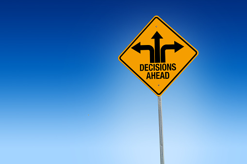 Decisiones delante señal de carretera en amarillo de advertencia con fondo azul,-Ilustración photo