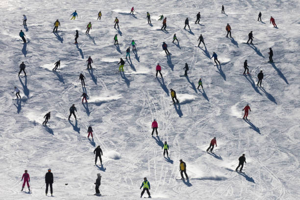hopelessly crowded ski slope - tourist crowds in the alps - slalom skiing imagens e fotografias de stock